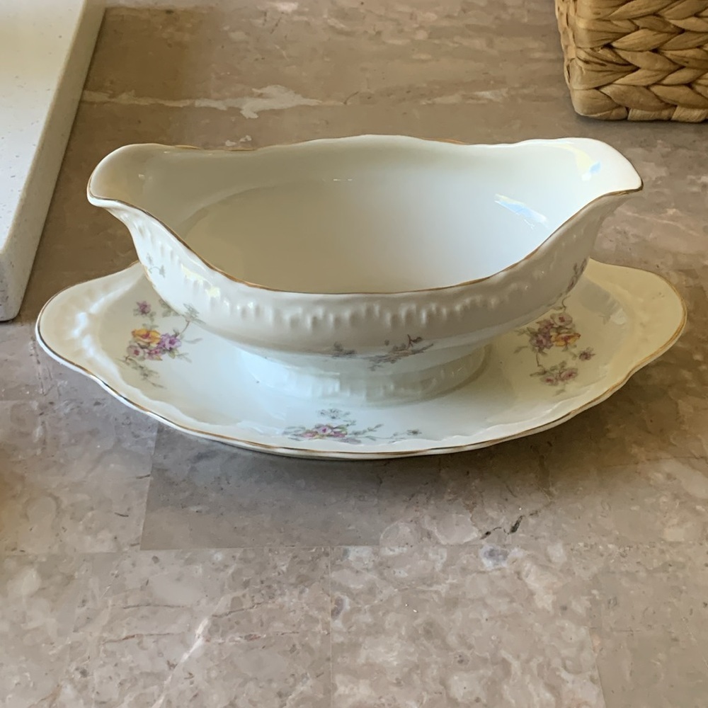 Elegant Cream Floral Gravy Boat with‎ Saucer